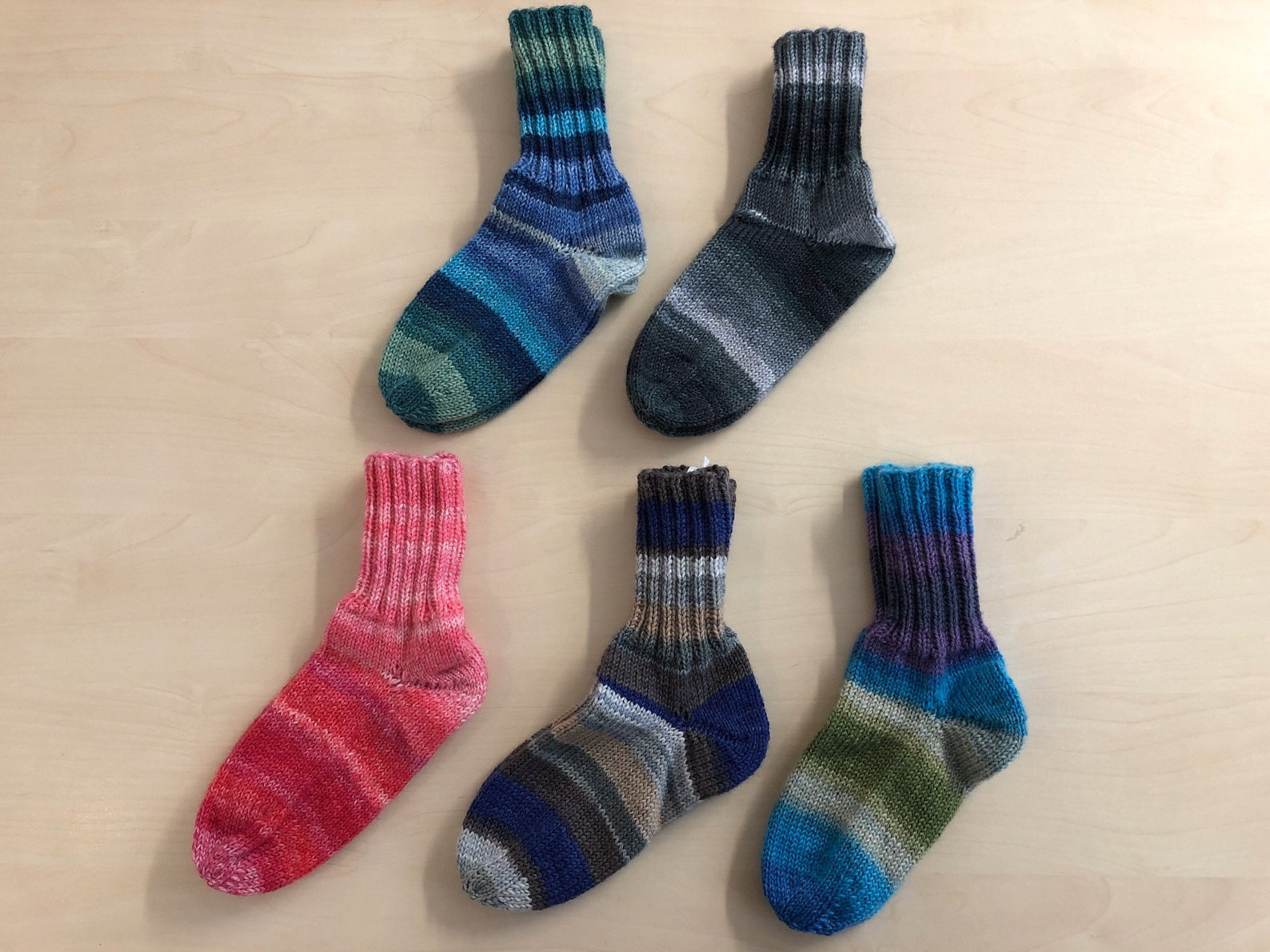 Selbst-gestrickte Socken aus Merino-Wolle